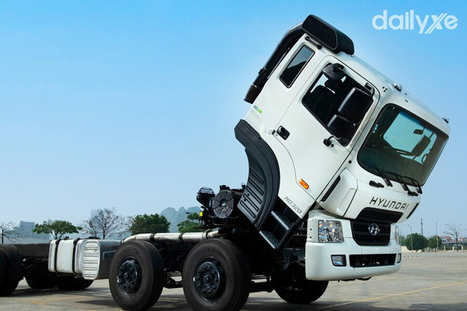 Đầu cabin ngoài khả năng nghiêng 50 độ nhằm hỗ trợ trong việc sửa chữa và bảo dưỡng xe dễ dàng