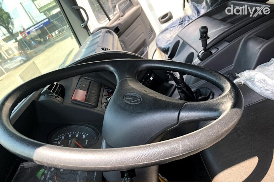 Vô lăng hai chấu dễ dàng điều khiển