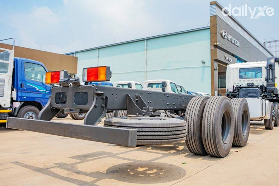 Đuôi xe Tải Hyundai HD320 thiết kế khá đơn giản, cụm đèn chiếu hậu đặt thấp