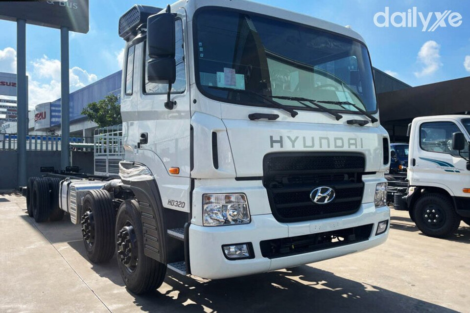 Hyundai HD320 thu hút mọi ánh nhìn với những đường nét mạnh mẽ