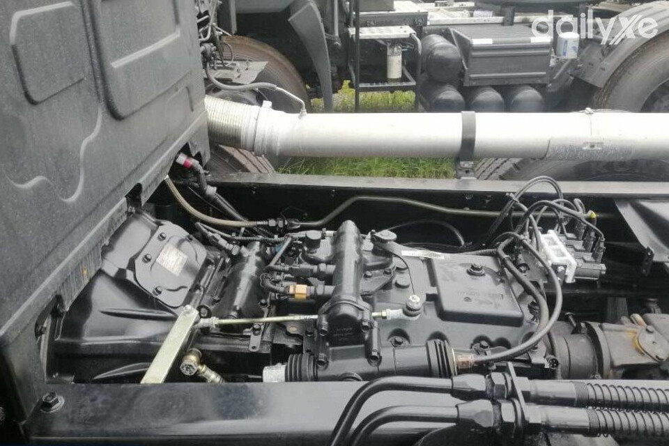 Hyundai HD320 được trang bị hộp số Dymos 6 số tiến và 1 số lùi hiện đại