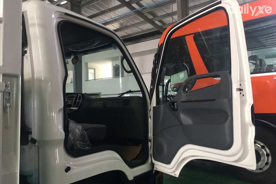 Cửa xe mở rộng dễ dàng ra vào cabin