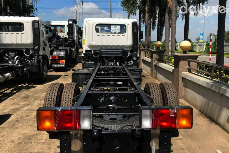 Đuôi xe thiết kế khá đơn giản, nổi bật là cụm đèn chiếu hậu hình chữ nhật