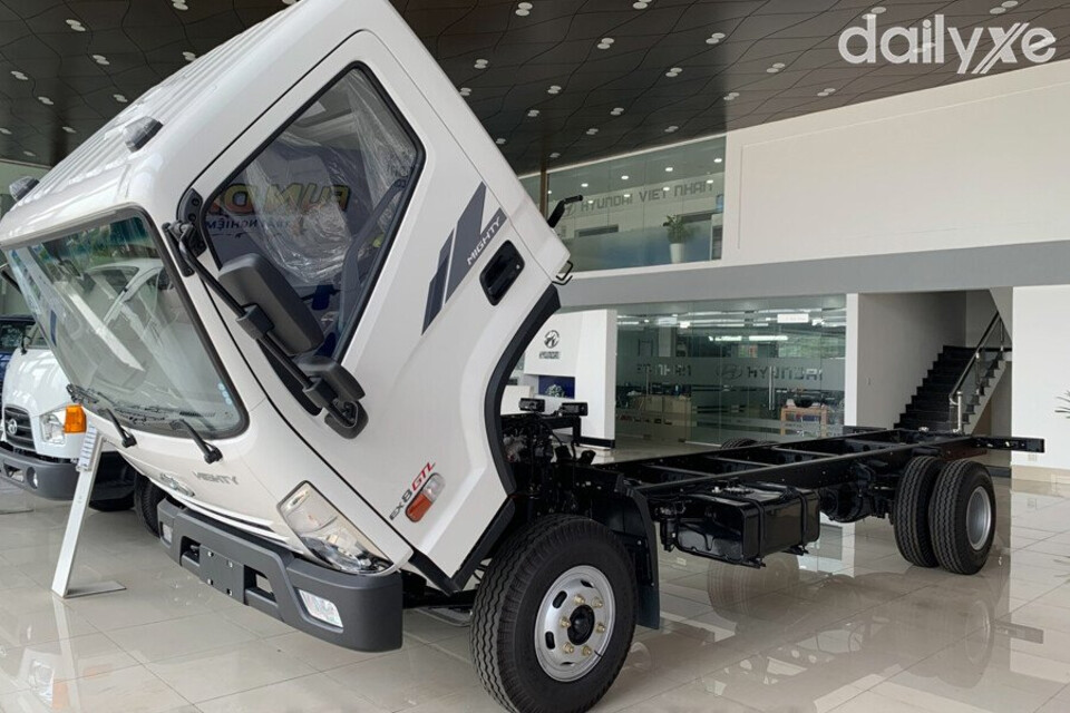 Đầu cabin dạng khối hộp có thể nghiêng 50 độ nhằm mục đích hỗ trợ quá trình kiểm tra và bảo dưỡng