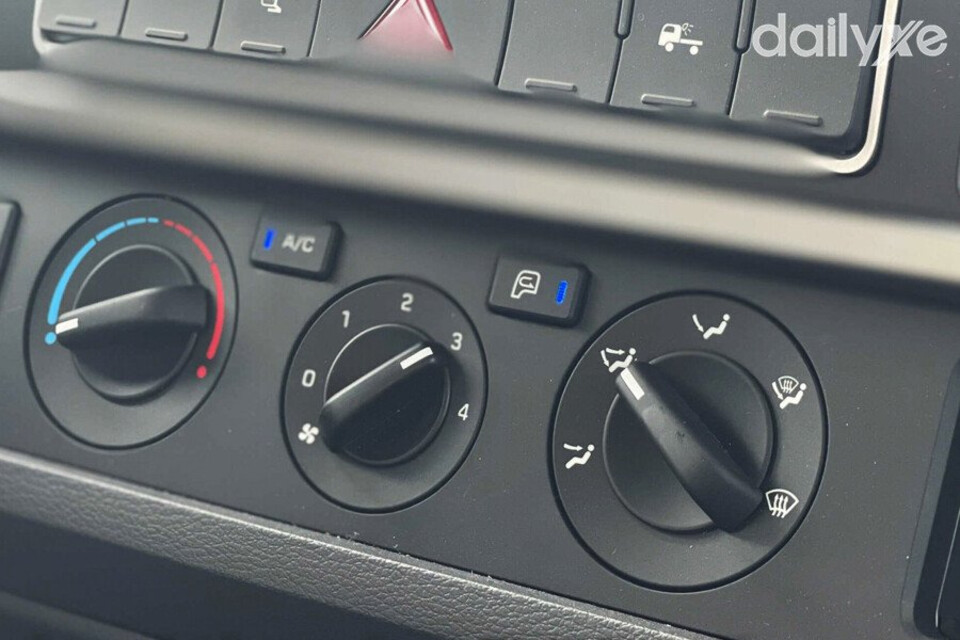 Hệ thống điều hòa điều chỉnh bằng cơ tạo nên không gian mát mẻ và thoáng đãng