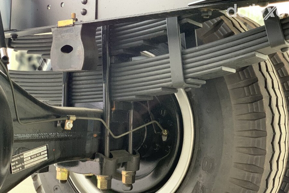 Hệ thống treo nhíp lá và giảm chấn thủy lực