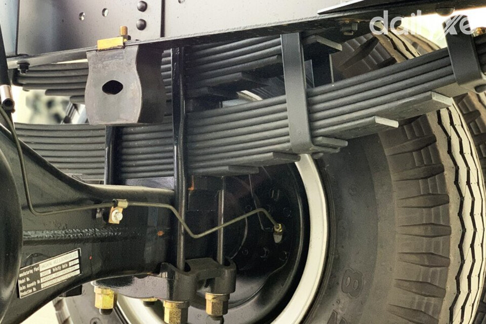 Hệ thống treo phụ thuộc kết hợp nhíp lá giảm chấm