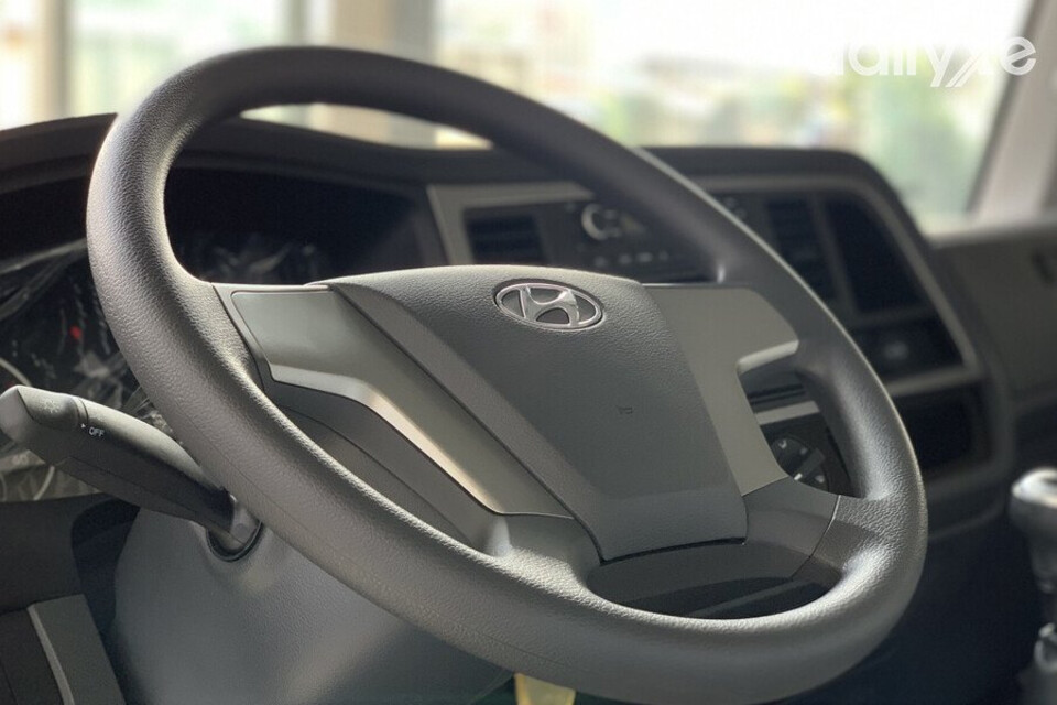 Vô lăng thiết kế có phần cách điệu trên dòng xe