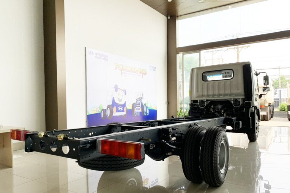 Cụm đèn chiếu hậu hình chữ nhật đặt thấp