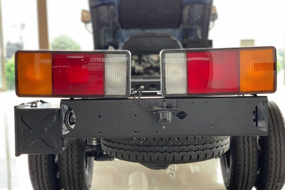 Đuôi xe nổi bật với cụm đèn hậu hình chữ nhật