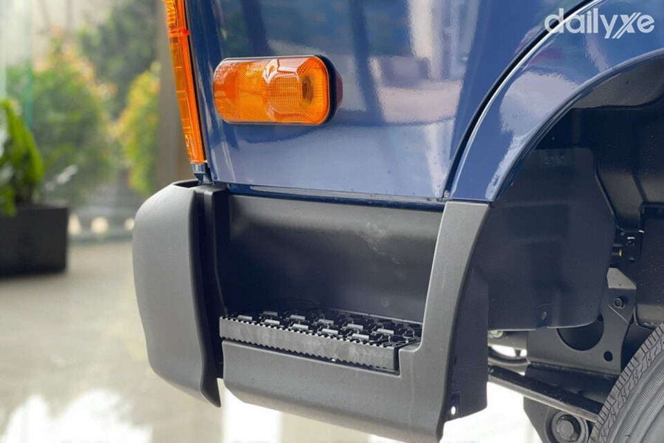 Bên hông cabin xe trang bị thêm bệ bước