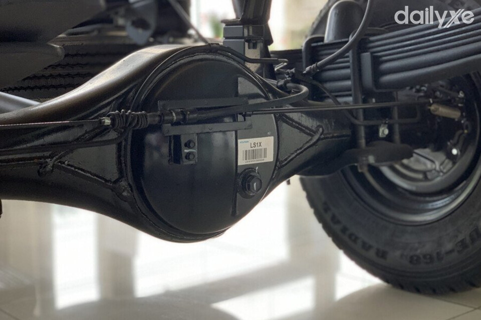 Tải trọng cầu sau cao cùng hệ thống nhíp sau cứng cáp giúp xe chịu tải tốt