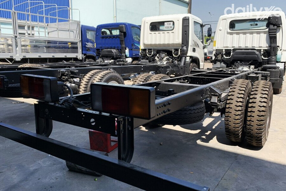 Đuôi xe thiết kế đơn giản, nổi bật là thanh chắn cứng cáp bảo vệ xe khỏi những va chạm kết hợp cụm đèn hậu hình chữ nhật