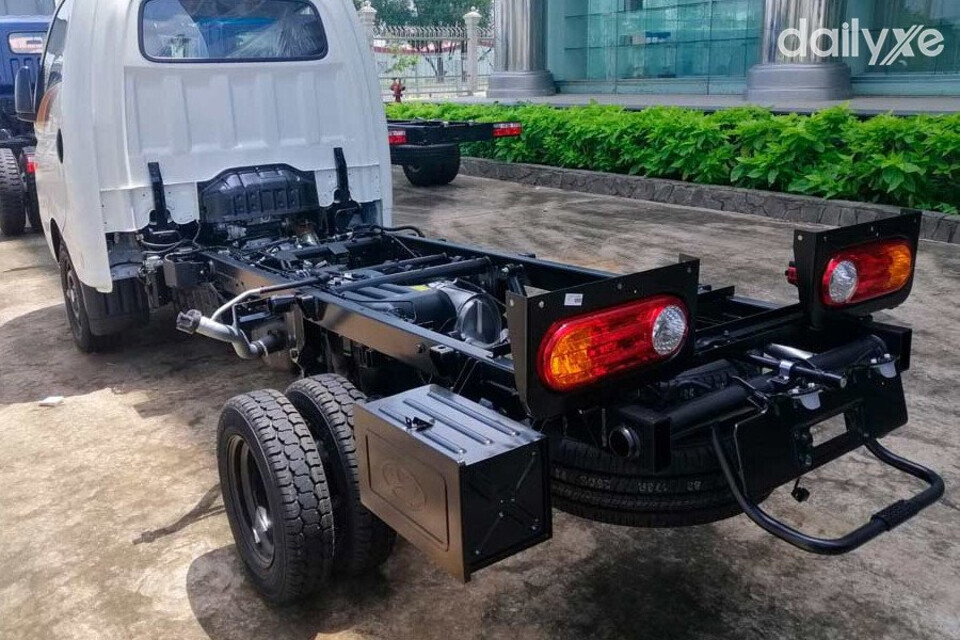 Đuôi xe thiết kế vuông vức, nổi bật là cụm đèn chiếu hậu hình chữ nhật bo tròn hai đầu hiện đại