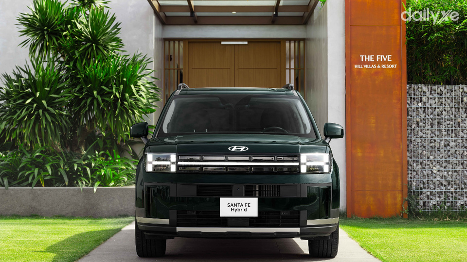 Phần đầu xe nổi bật với cụm đèn chiếu sáng thích ứng