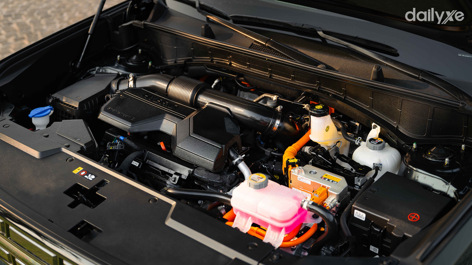 Song hành cùng động cơ xăng là hệ thống môtơ điện sử dụng khối pin Li-ion Polymer dung lượng 1,49 kWh.