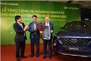 Hyundai Thành Công tặng Santa Fe 2019 cho ông Park Hang-seo