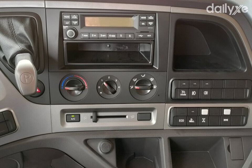 Hệ thống điều hòa hai chiều điều chỉnh bằng cơ kết hợp hệ thống giải trí Radio và AUX giải tỏa những căng thẳng