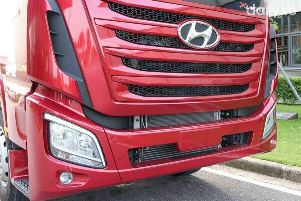 Lưới tản nhiệt hình thang chiếm phần lớn mặt calang