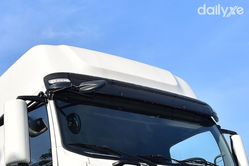 Tấm chắn nắng tích hợp thêm đèn led chỉ thấy trên Isuzu E-Series