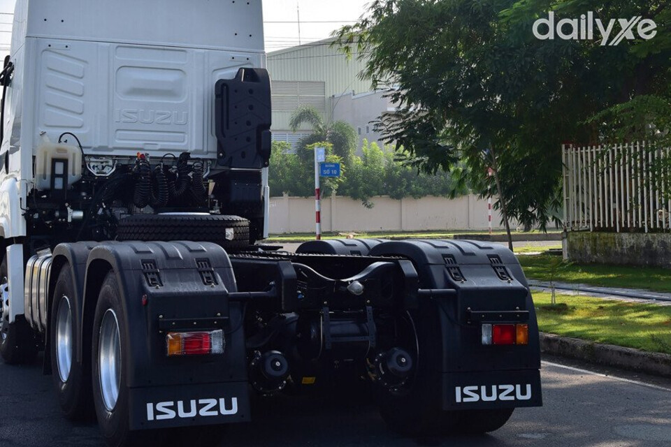 Cụm đèn chiếu hậu gồm đèn xi nhan và đèn nhận diện