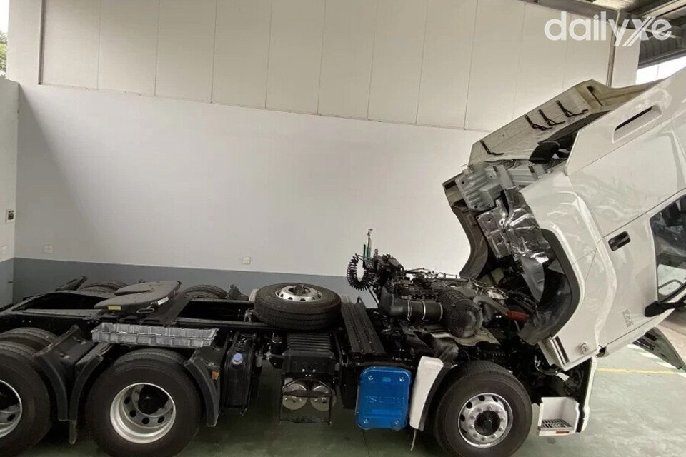 Thiết kế đầu cabin có thể gập 60 độ tích hợp hệ thống nâng hạ cabin bằng điện