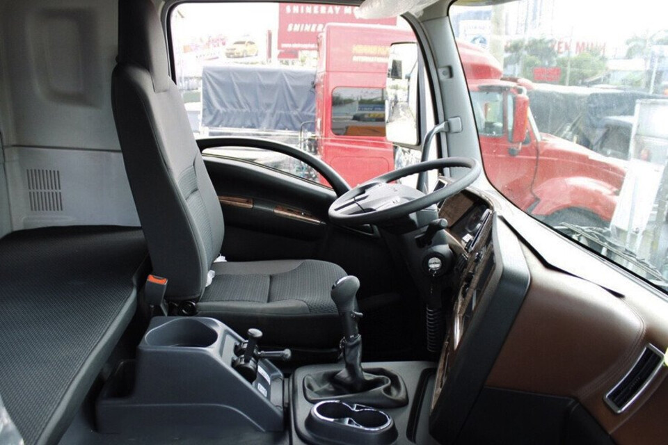 Không gian nội thất Isuzu E-Series thiết kế rộng rãi