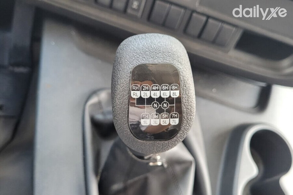 Trang bị hộp số 16 số tiến và 2 số lùi vận hành bền bỉ