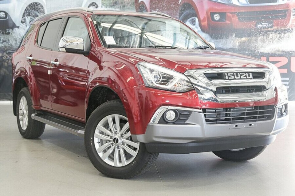 Isuzu MU-X B7 thiết kế mạnh mẽ