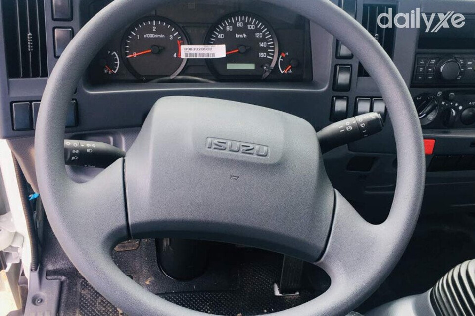 Tay lái 2 chấu kết hợp phía sau đồng hồ kỹ thuật số với hai vòng đồng hồ bản lớn