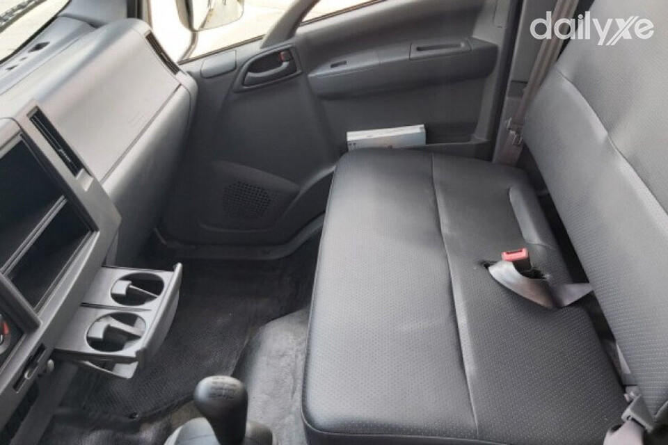 Toàn bộ ghế ngồi được bọc da cao cấp êm ái