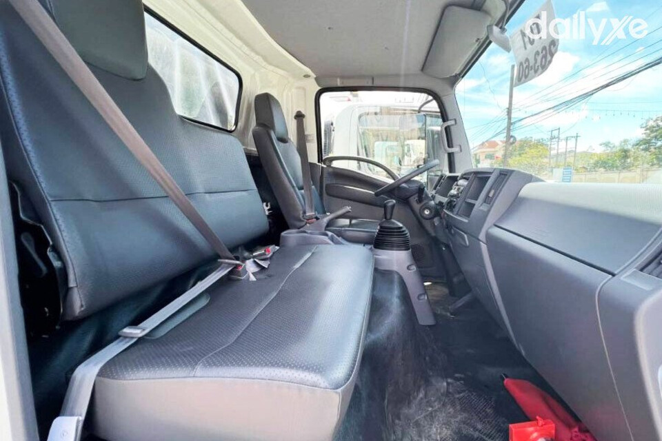 Khoang lái không gian rộng rãi và đầy đủ tiện nghi, đáp ứng mọi nhu cầu sử dụng