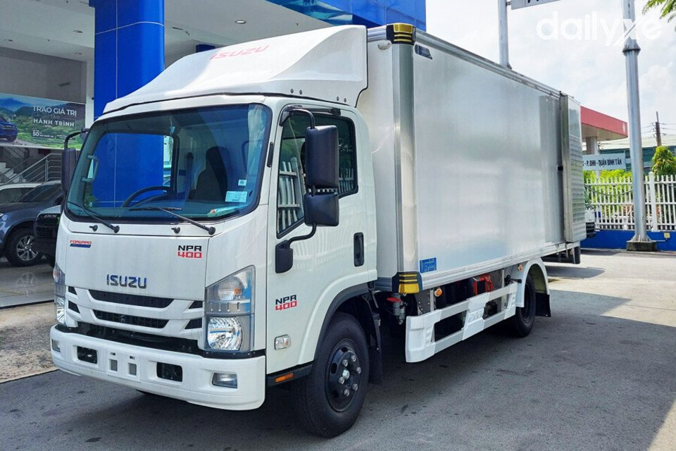 Isuzu N-Series khoác trên mình màu trắng sang trọng