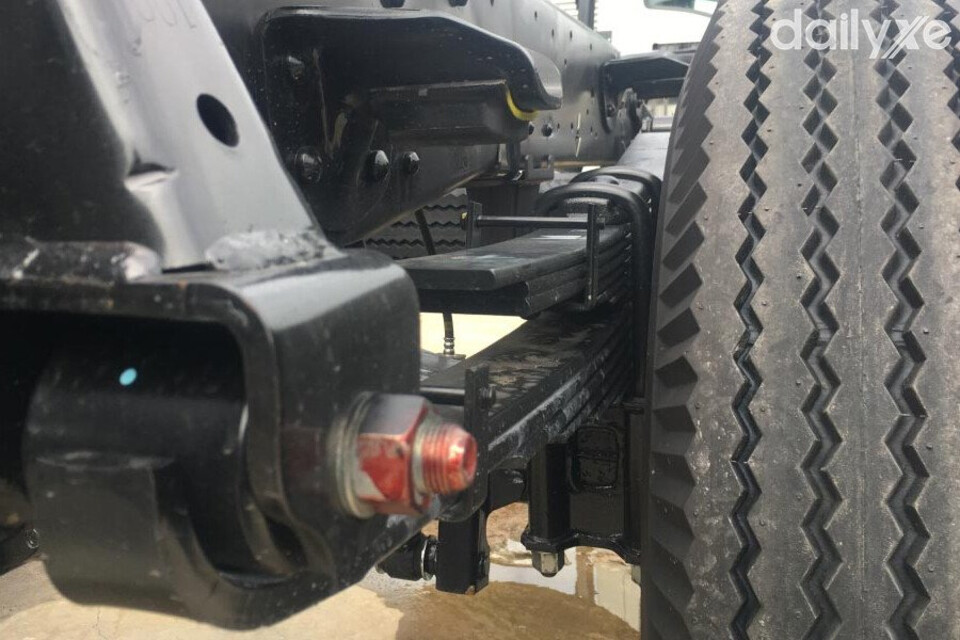 Hệ thống treo trang bị nhíp lá vận hành bền bỉ