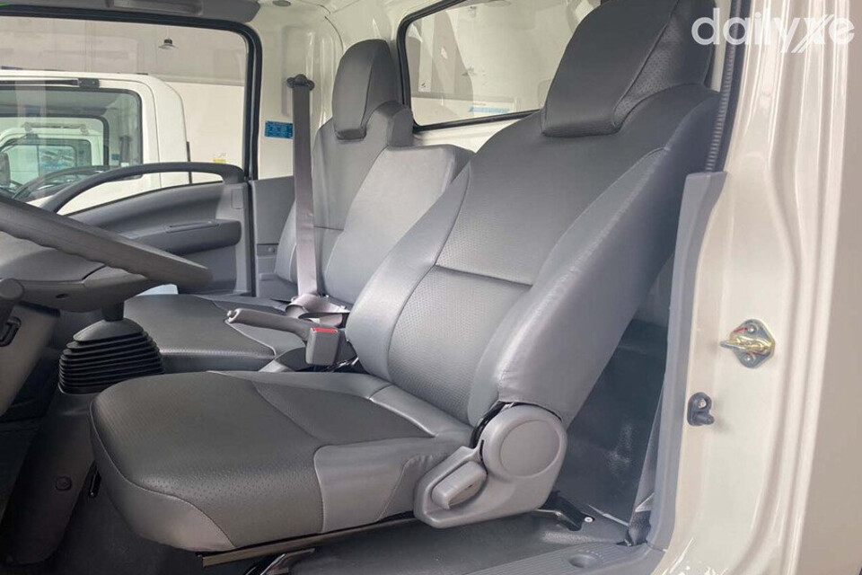 Ghế ngồi êm ái nhưng không kém phần thông thoáng