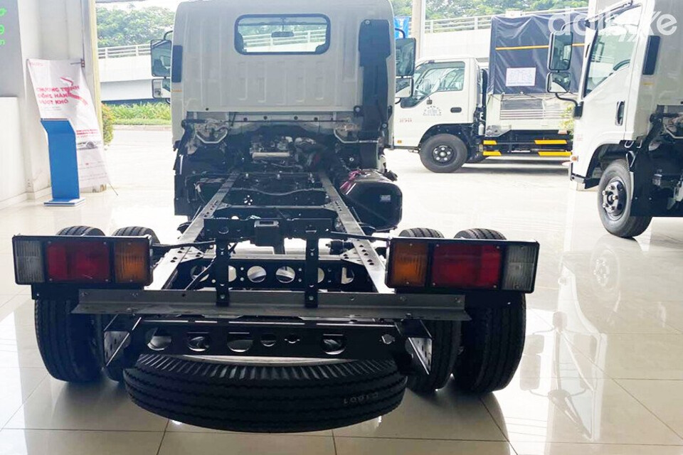 Đuôi xe thiết kế tương đối đơn giản kết hợp cụm đèn sao hình chữ nhật