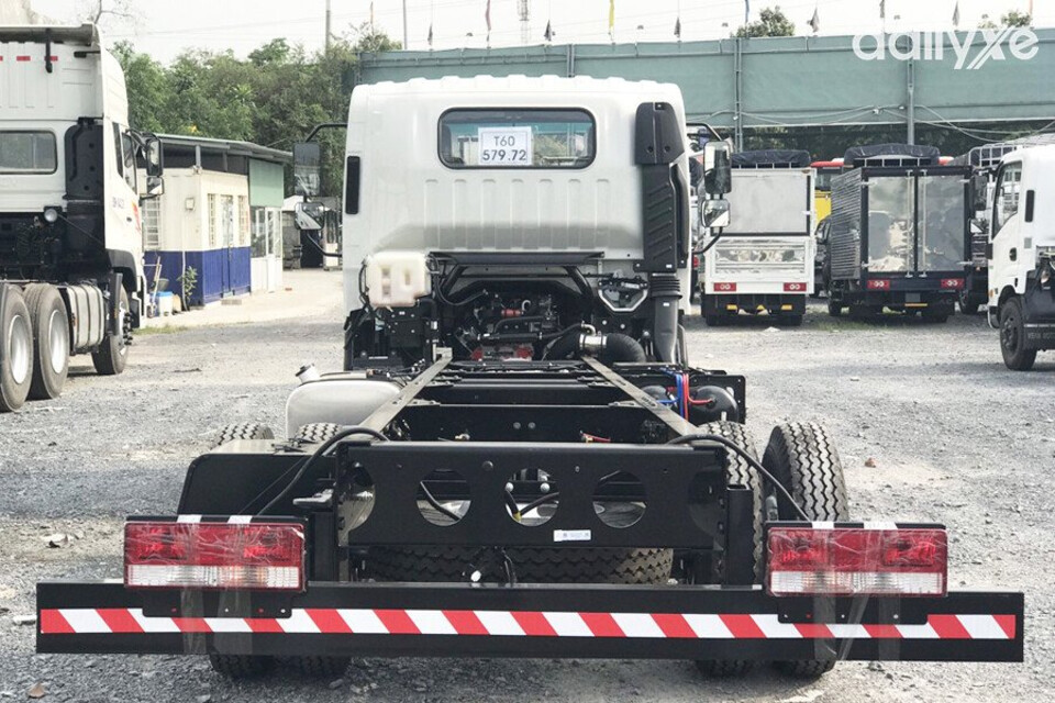Đèn hậu ấn tượng được bố trí dưới thùng xe