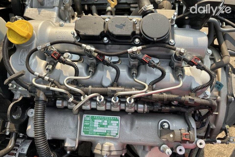 JAC N200S trang khối động cơ Diesel vận hành mạnh mẽ