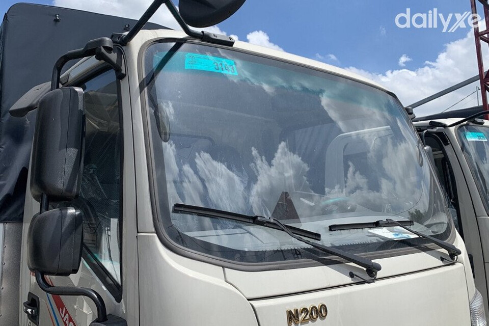 Kính chắn gió thiết kế hạn chế ánh nắng chiếu trực tiếp vào người ngồi