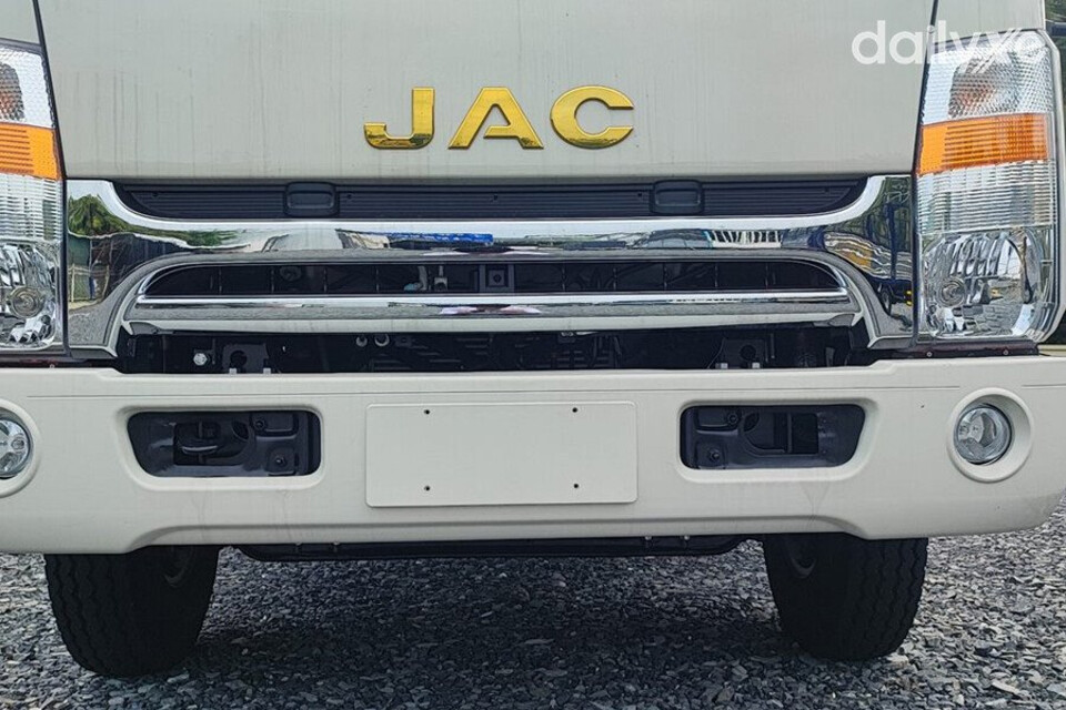 Lưới tản nhiệt mạ bạc sáng nổi bật