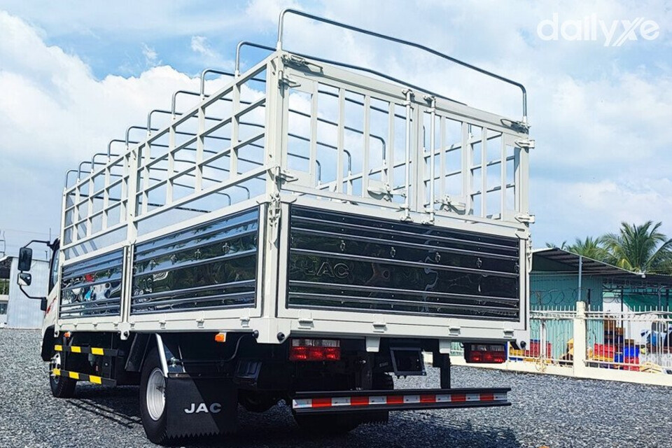 Nổi bật với cụm đèn chiếu hậu hình chữ nhật