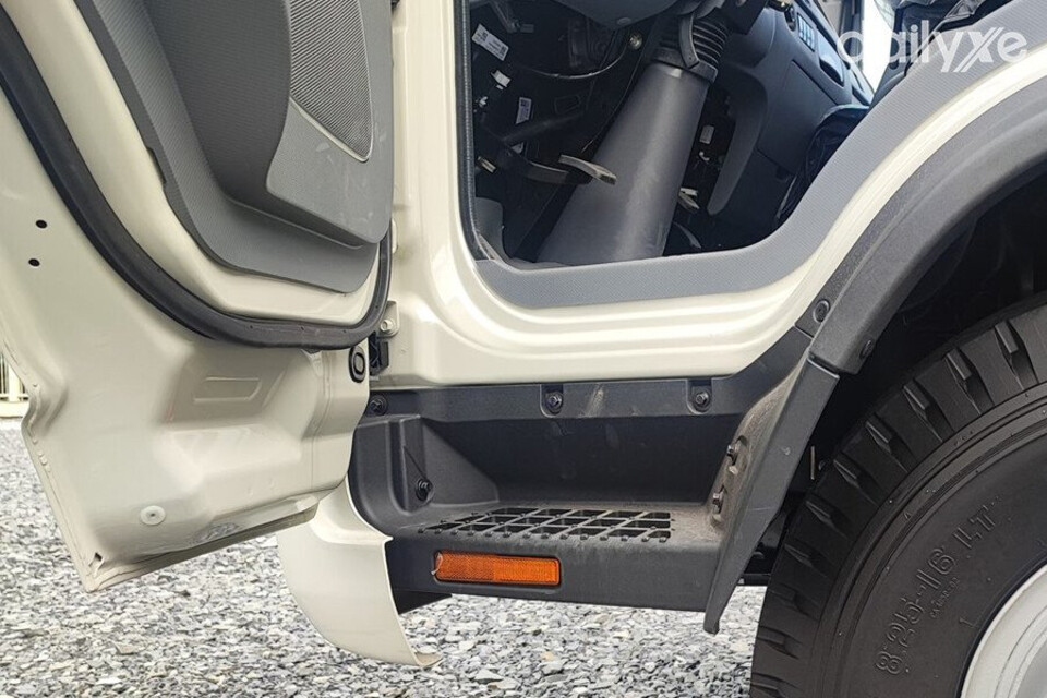 JAC N500 trang bị bệ bước chân