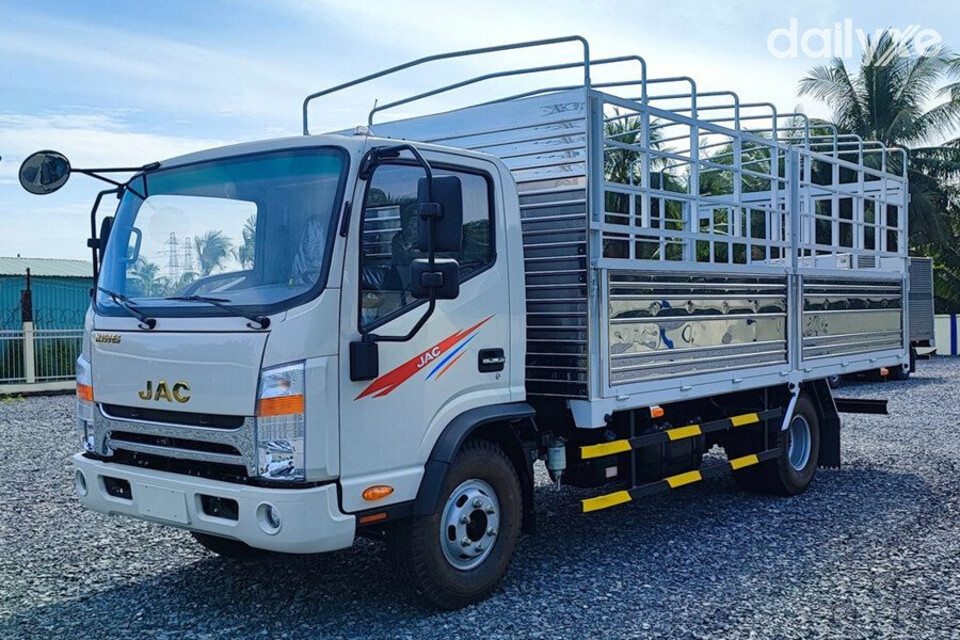 JAC N350 sở hữu kích thước tiêu chuẩn của một xe tải hạng nhẹ