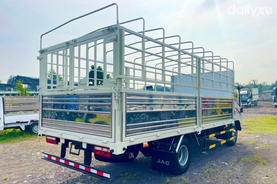 Cụm đèn chiếu hậu được đặt ngay dưới thùng xe và cản sau tách biệt