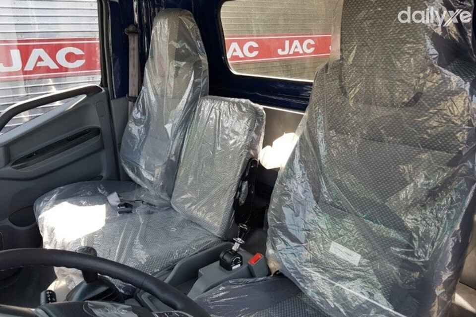 Ghế ngồi được bọc nỉ thoải mái cho ba người