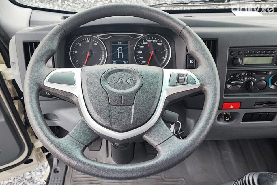 Vô lăng xe sở hữu thiết kế bốn chấu