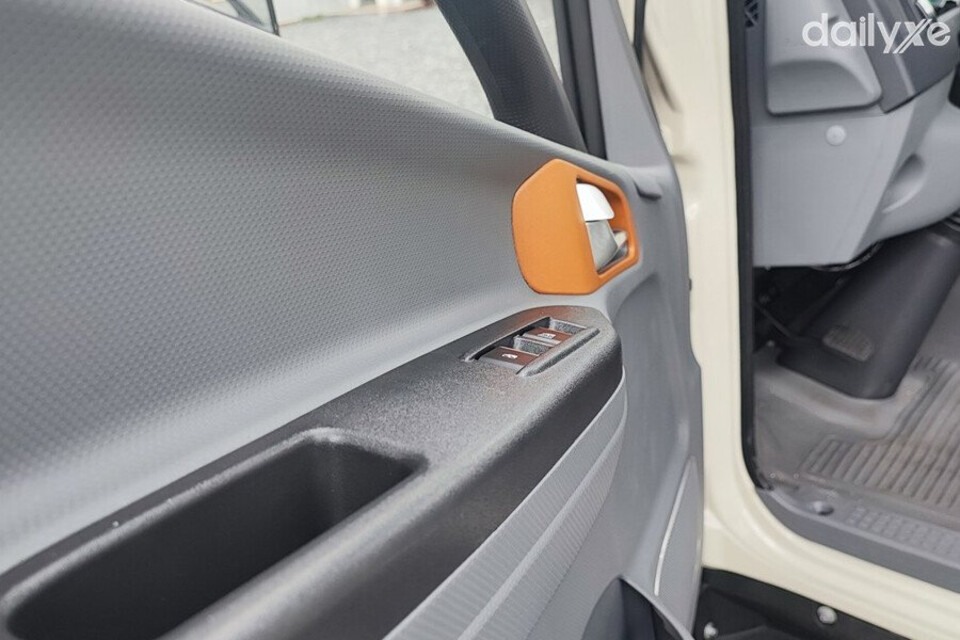 Trang bị hộc chứa bên cửa