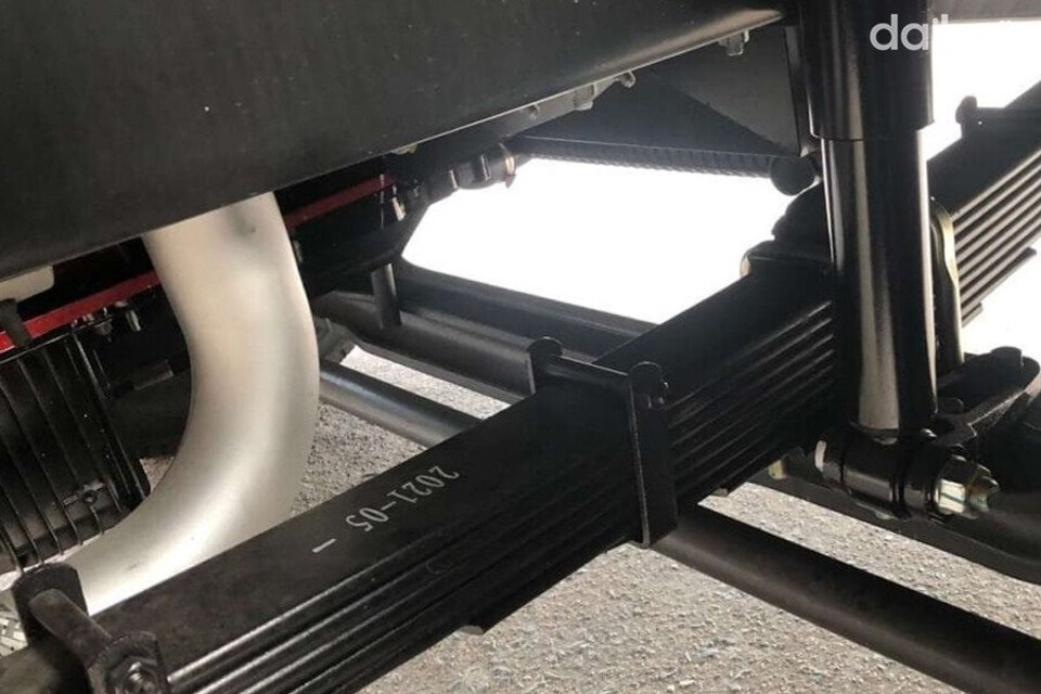 Hệ thống treo trước loại phụ thuộc với nhíp lá