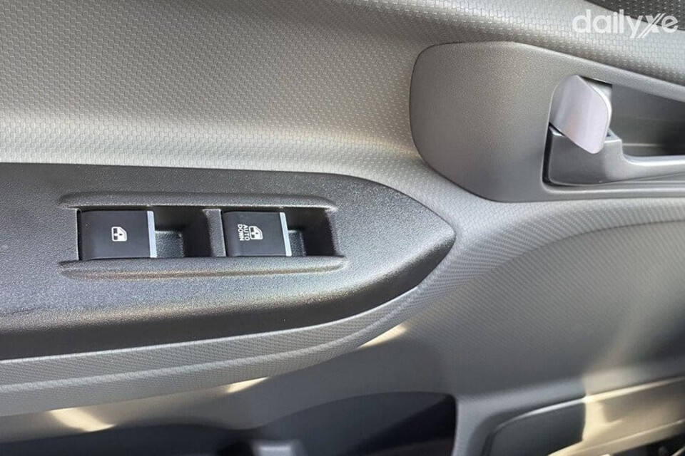 Trang bị cửa kính chỉnh điện