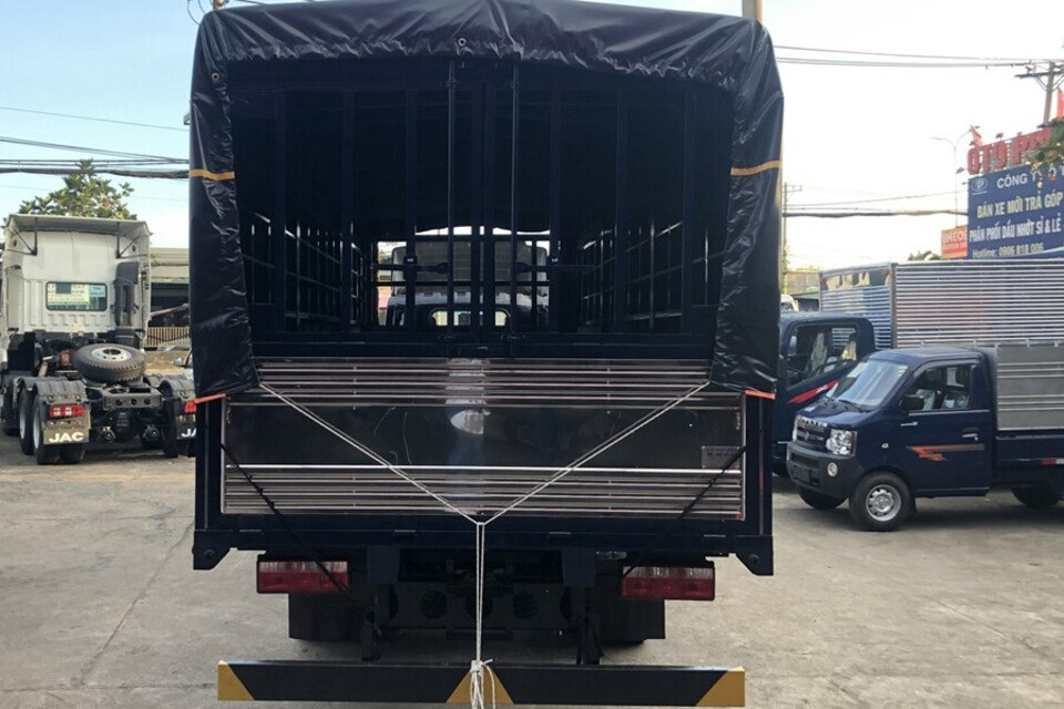 Đuôi xe tạo hình đơn giản với phần cản sau đặt thấp tách biệt